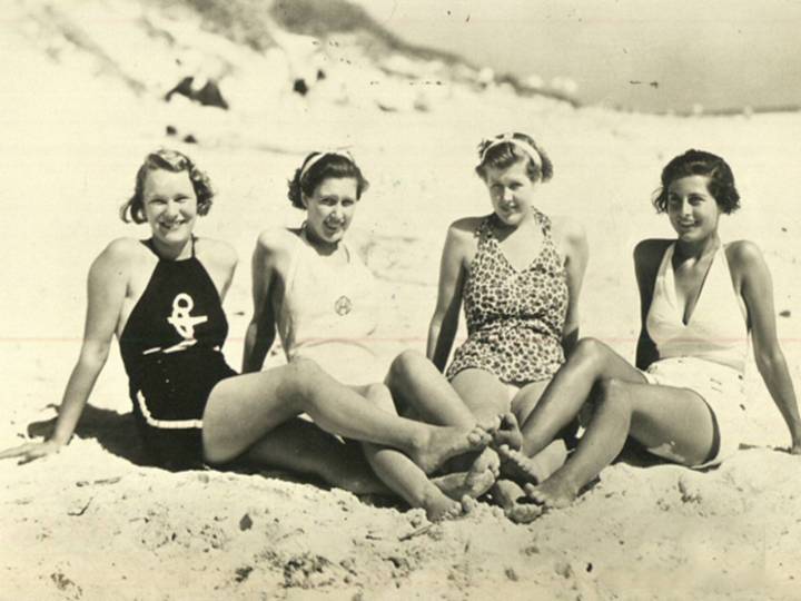 1935-girls-on-the-beach-o